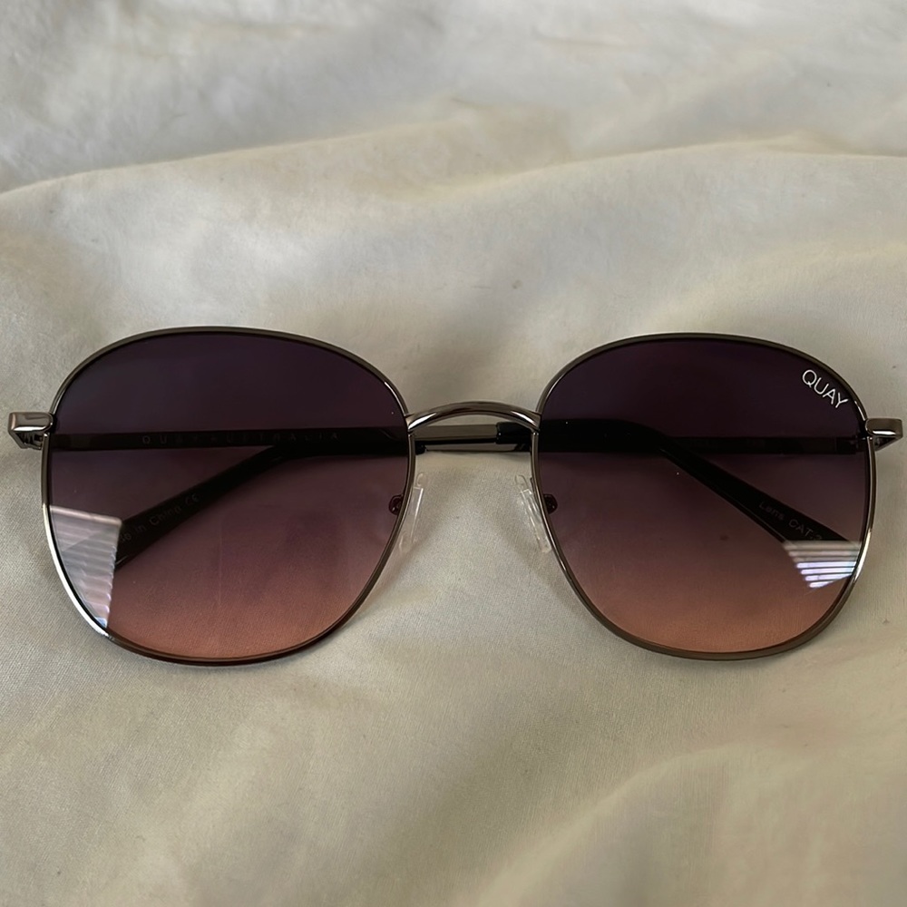 Quay Jezabell Sunglasses, Gunmetal frames with purple/peach fade lenses